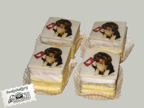 Petit fours met logo
