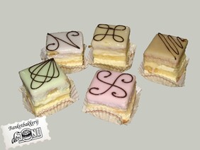 Petit fours